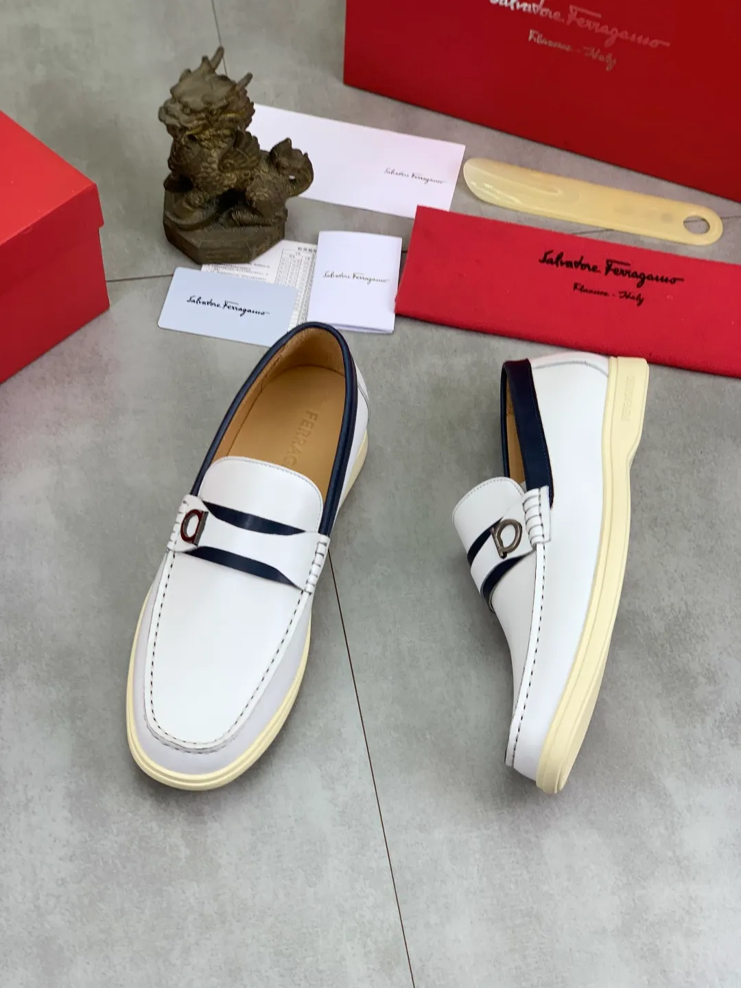 Men's Men's Shoes 💰P580💰[New Style] Water-dyed Niuli 🆘[Salvatore Ferragamo] Ferragamo's latest casual business leather shoes for men! Listed simultaneously! The fabric is made of specially imported original calfskin, and the interior is made of imported water-dyed cowhide. It is absolutely luxurious and leads the fashion trend. Matching code: 38-44 (45 and 46 can be customized) Black, brown and burgundy colors available